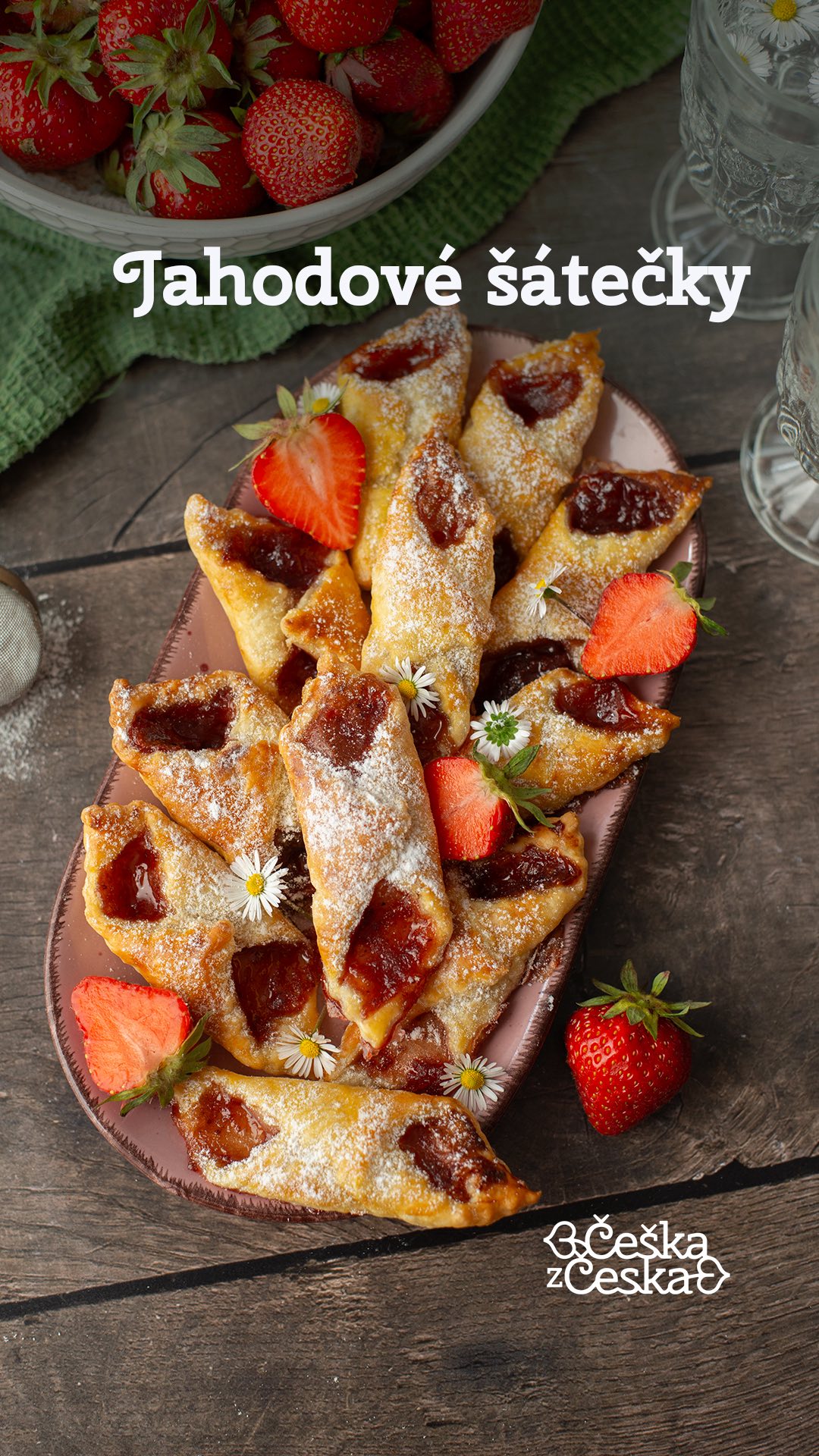 Recept je tak banální, že se ho sem skoro stydím dát, ale třeba vás taky zahřeje nostalgie. ☺️
Šátečky z listového těsta🍓🍓🍓
Listové těsto
Marmeláda
1 vejce
Moučkový cukr
Listové těsto vyválejte na šířku asi 0,5 cm, rádýlkem vykrojte čtverce, lžičkou přidejte trochu marmelády, strany spojte (můžete vytvořit šáteček ve tvaru trojúhelníku nebo sepnout všechny strany, já zvolila variantu, jakou dělala mamka). Pak jen potřete vajíčkem a pečte na 180 C asi 15 min.
Pamatuju si, jak je často dělávala mamka, když jsem byla malá. A taky to, jak se snědly ještě teplé, skoro hned po vytažení z trouby. ☺️
🎥 Video si uložte a sledujte mě pro víc inspirace. ♥️
#rychlyrecept #satecky #peceni #domacipeceni #snidane #snack #listovetesto #foodstyling #receptdnes #inspiracevkuchyni #pecimeslaskou #foodbloggercz #varimeslaskou #foodvideo #sladkepeceni #peceni #recepty #recept #rychlerecepty